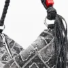 Middelgrote tas met studs-bedeltje