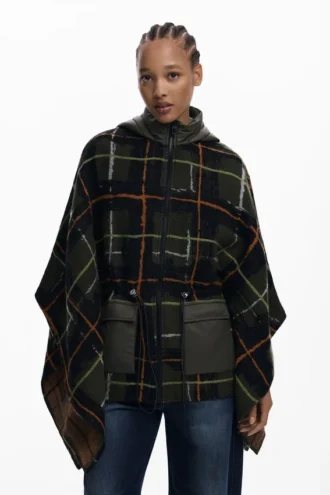Poncho met ruitjesmotief en gewatteerde capuchon
