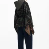 Poncho met ruitjesmotief en gewatteerde capuchon