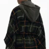 Poncho met ruitjesmotief en gewatteerde capuchon