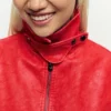 Rood imitatieleren jasje