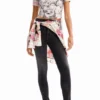 Slanke T-shirt met plooien en krantenprint