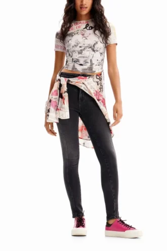 Slanke T-shirt met plooien en krantenprint