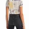 Slanke T-shirt met plooien en krantenprint