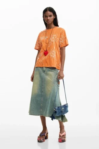T-shirt met geborduurde bloemen