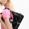 Tas met gesp en bedeltje