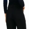 Zakken op een rechte broek